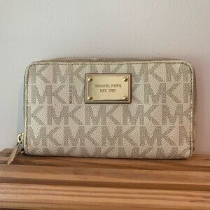 Classic Michael Kors Wallet